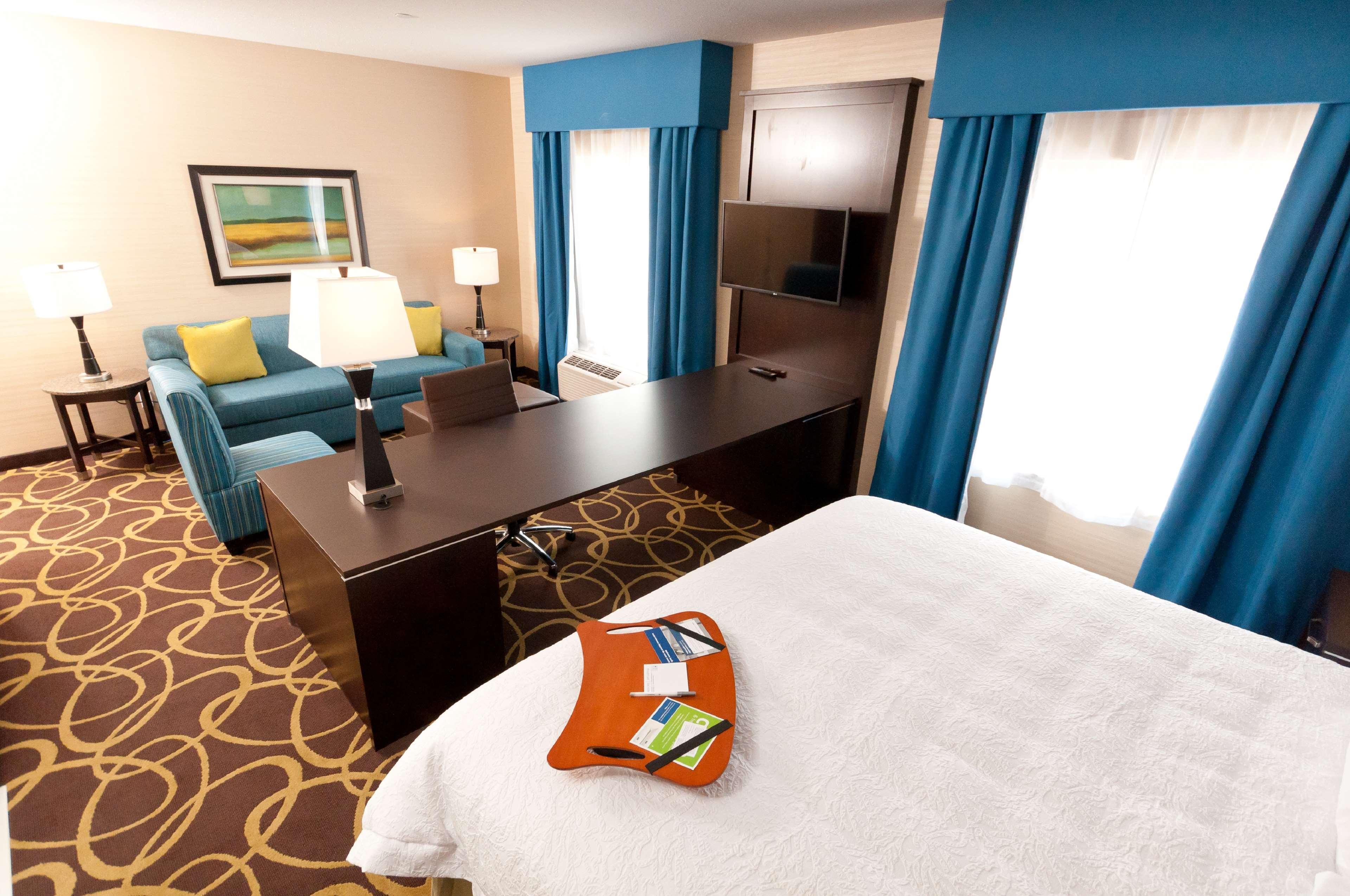 Hampton Inn & Suites East Gate Regina Esterno foto